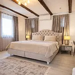 Hotel Flag +12 *